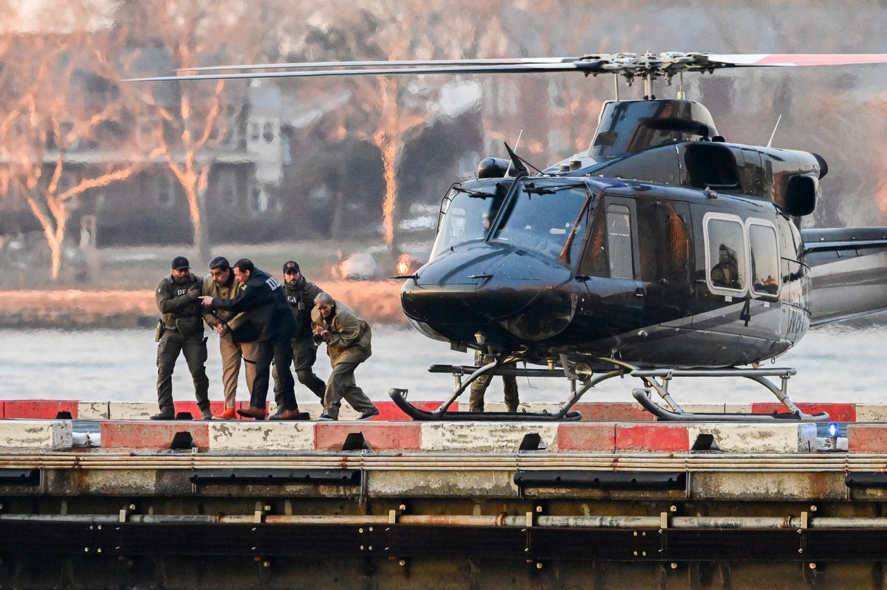 Захваченный президент Венесуэлы Николас Мадуро и его жена Силия Флорес по дороге в суд Нью-Йорка.