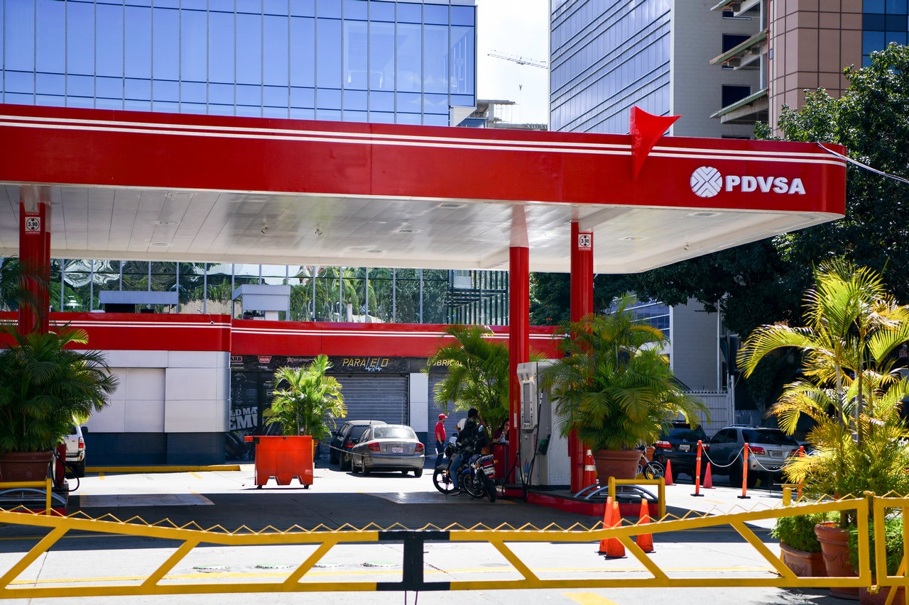 Автозаправочная станция, принадлежащая компании Petroleums of Venezuela S.A. в Каракасе, 8 января 2026 г.