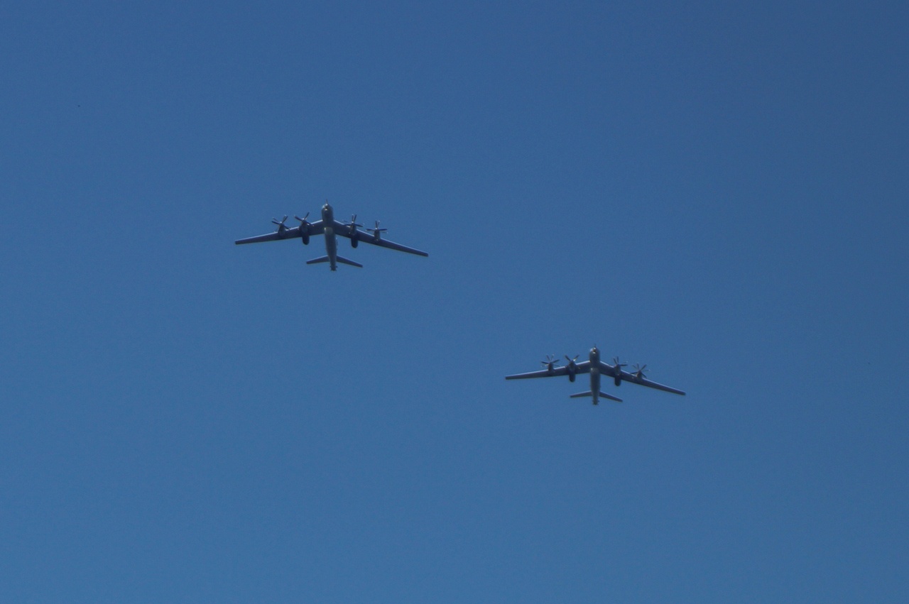 В полёте - стратегические бомбардировщики.