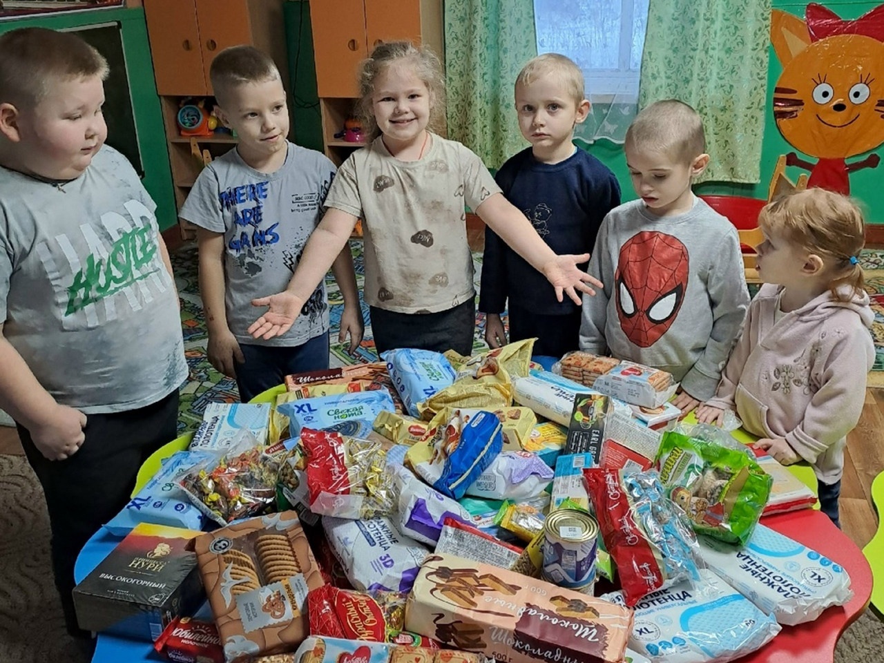 Юные тверичане собрали подарки для бойцов в зоне СВО.