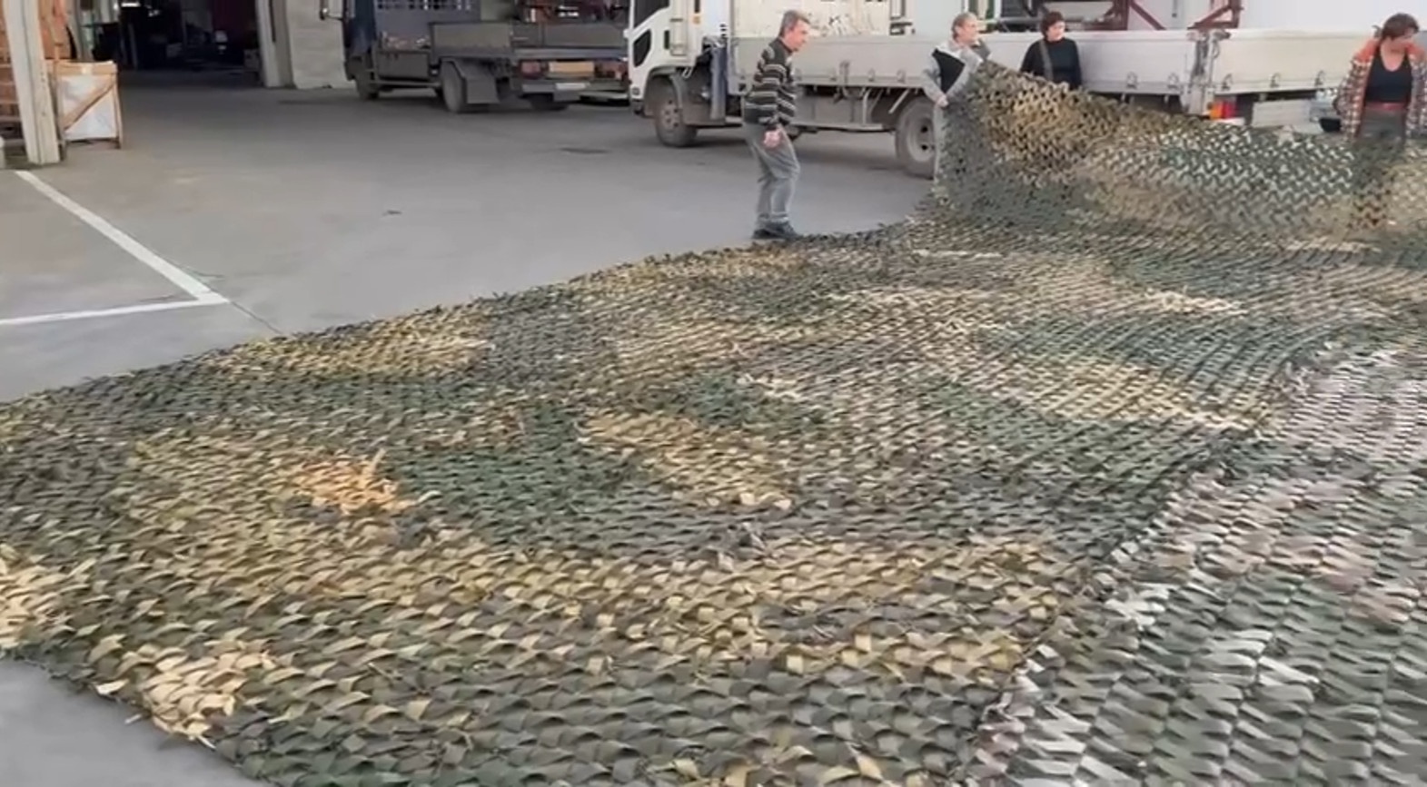 Волонтёры Краснодарского края сплели масксеть для ракетчиков группировки войск «Южная».