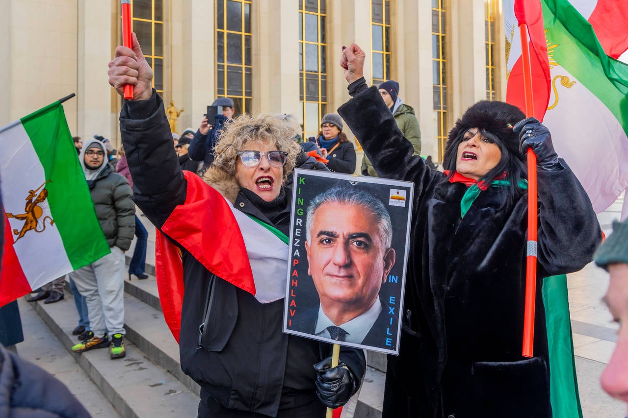 Иранские эмигранты по всему «демократическому миру» голосуют за возвращение «законного монарха».