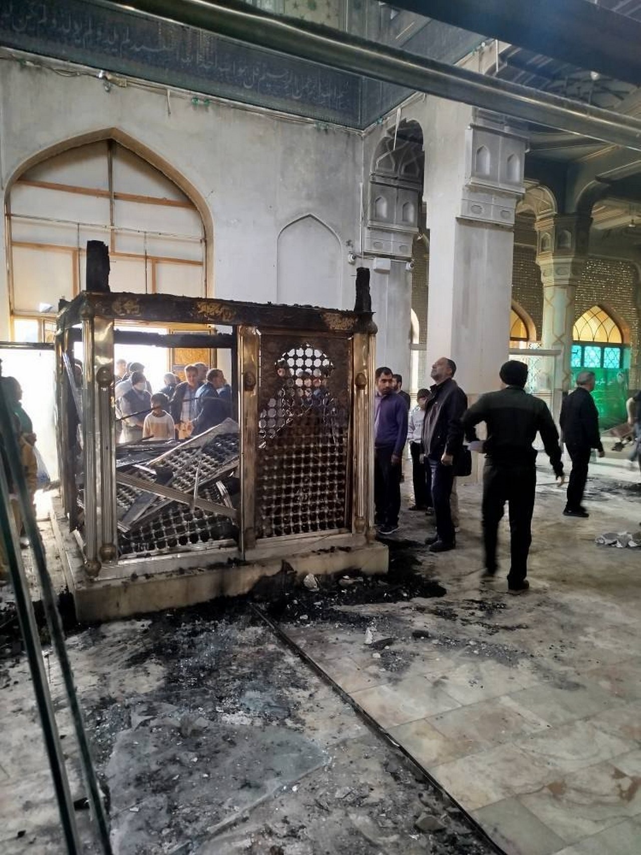 В городе Дезфул участники беспорядков подожгли мавзолей Хазрата Сабзегабы, на протяжении веков почитаемого жителями Хузестана как духовного покровителя.