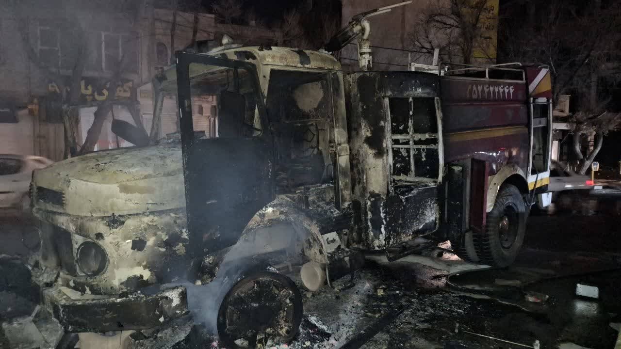 Сгоревший во время протестов автобус в Исфахане.