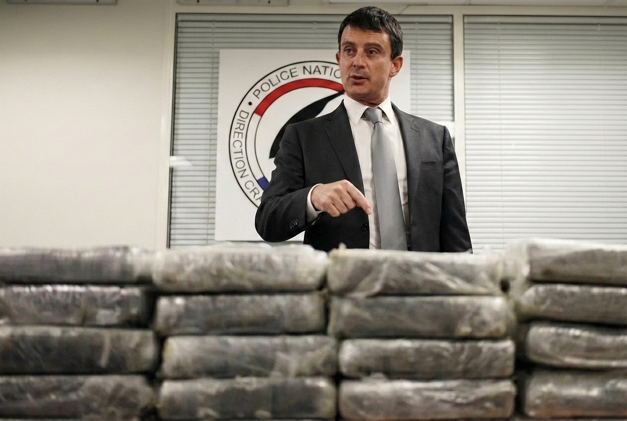 Министр внутренних дел Франции Мануэль Вальс заявил, что 11 сентября 2013 г. власти изъяли 1,3 тонны кокаина с грузового рейса Air France, прибывшего в аэропорт Шарль де Голль из Каракаса.