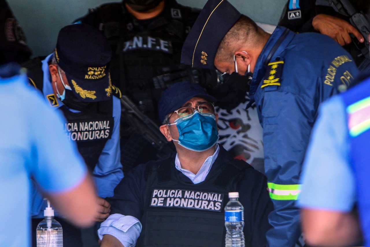 Хуан Орландо Эрнандес (в центре), бывший президент Гондураса, после ареста у себя дома. 