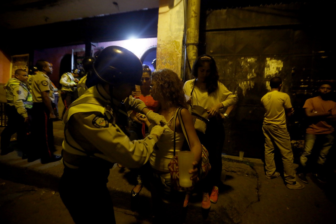 Рейд полиции Венесуэлы по поиску наркотиков и незаконного оружия.