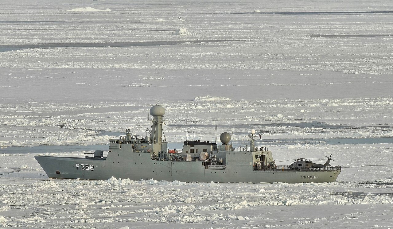 Фрегат Королевского военно-морского флота Дании HDMS Triton у берегов Гренландии.