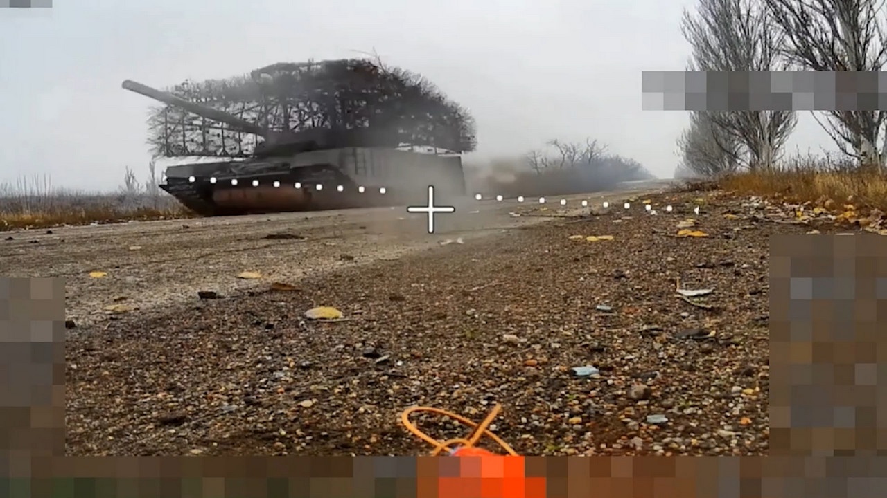 Расчёты БПЛА группировки «Центр» в режиме «свободной охоты» уничтожили технику ВСУ на Красноармейском направлении.