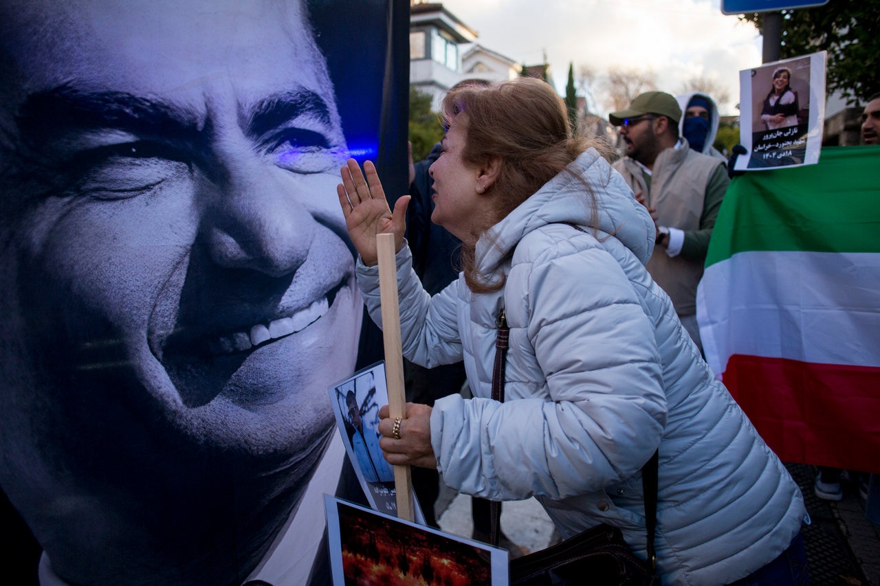 На сцене замаячила фигура потомка свергнутого шаха, широко известного в узких кругах иранской эмиграции.