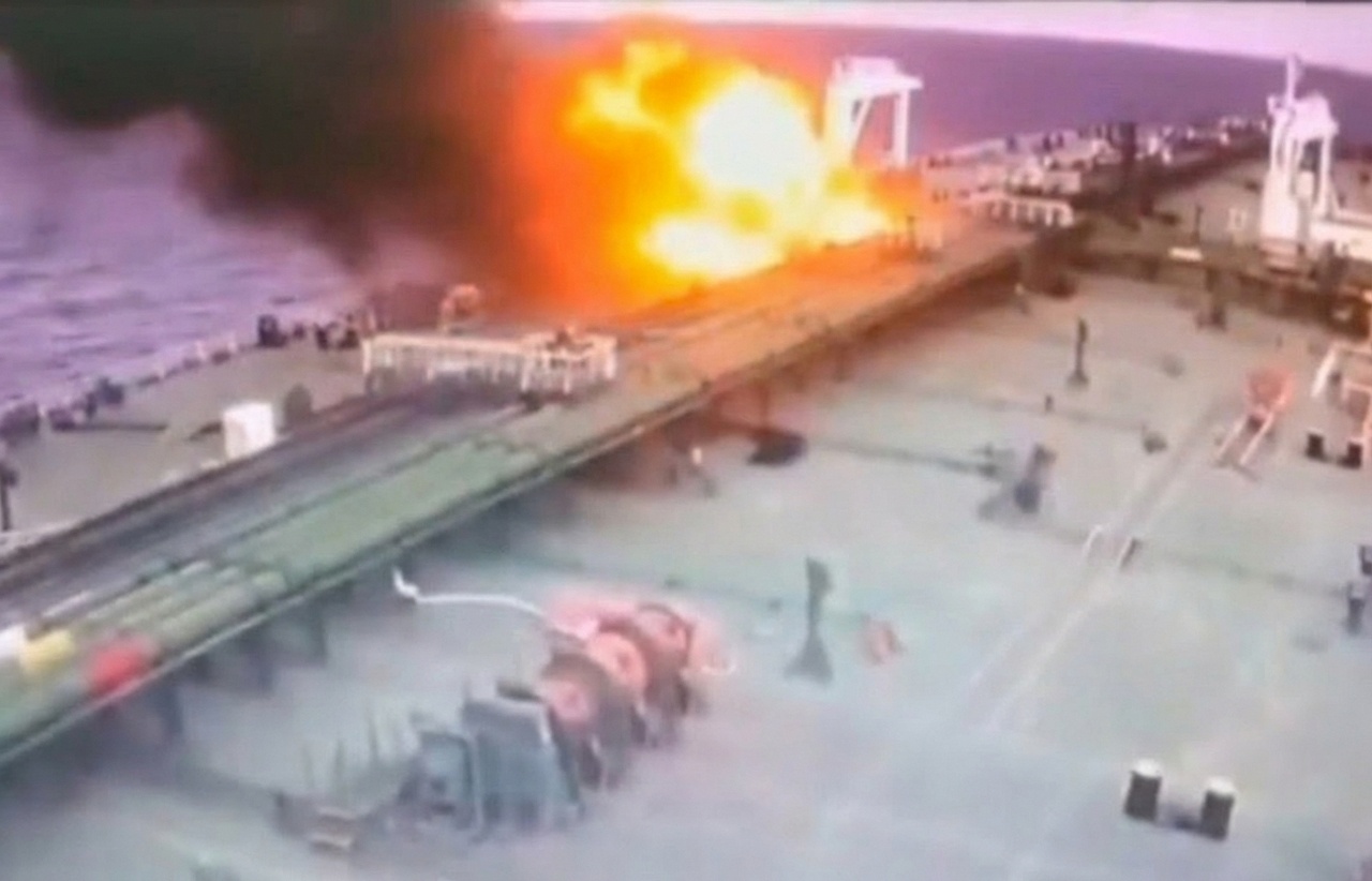 Момент атаки на танкер недалеко от Одессы.