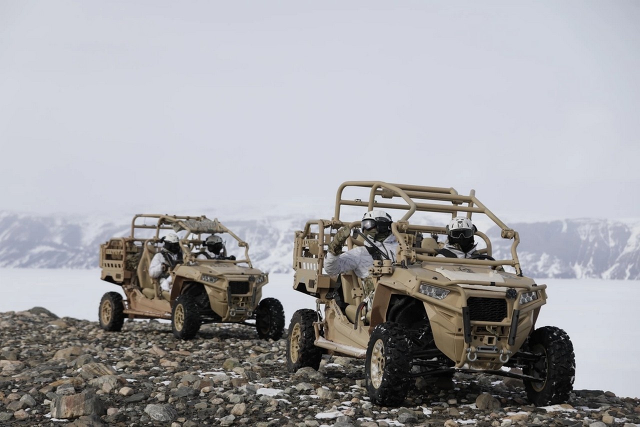 Вместо пары собачьих упряжек американцы предлагают пару багги со спецназом и всю мощь Пентагона.