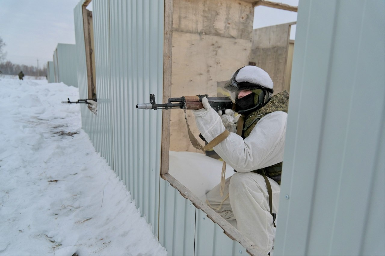 Мотострелки ЦВО осваивают навыки ведения боя в городских условиях на занятиях в Кузбассе.