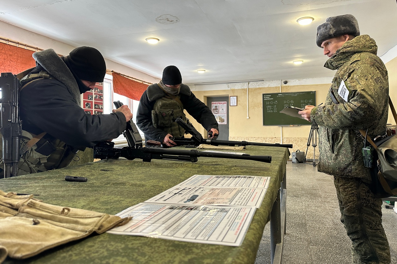 Более 2 тысяч младших специалистов подготовили в учебных центрах ЦВО за 2025 год.