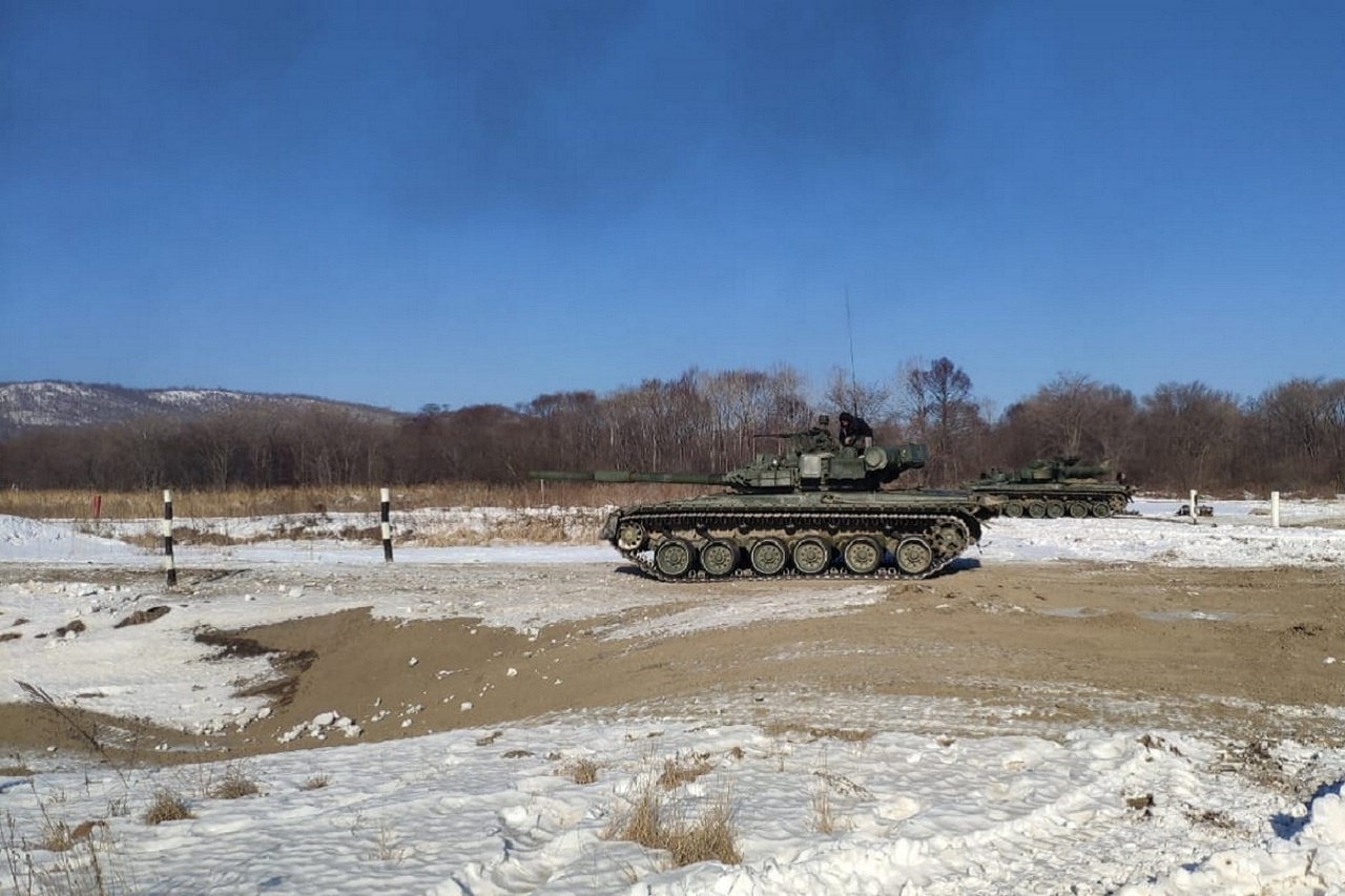 Экипажи боевых машин и танков соединения морской пехоты Тихоокеанского флота приступили к практическим занятиям на полигоне.