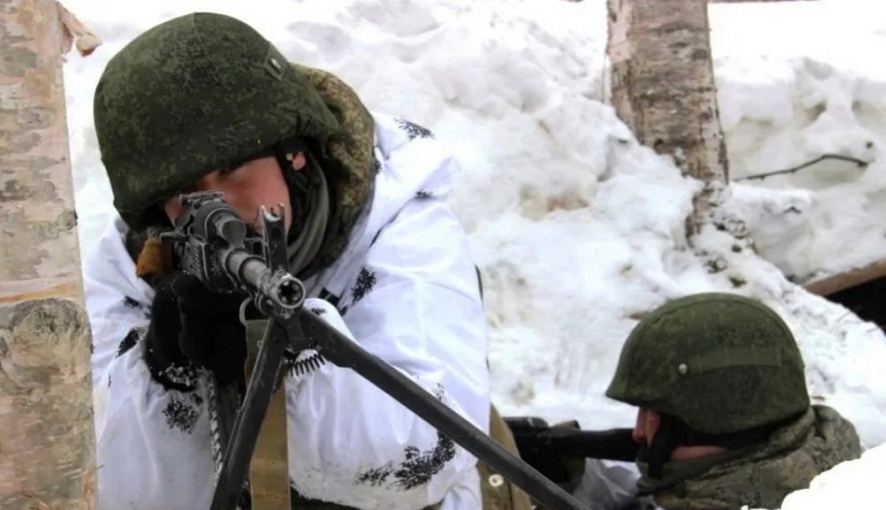 Военнослужащие ВВО на Сахалине отрабатывают тактику ведения боя в составе боевых двоек и троек.