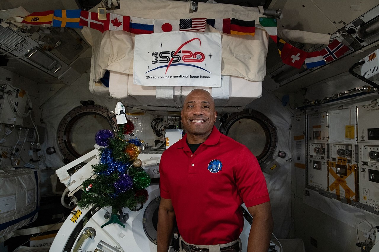 Астронавт Виктор Гловер в 2023 году включён в состав экипажа миссии «Артемида-2» для полёта на Луну.