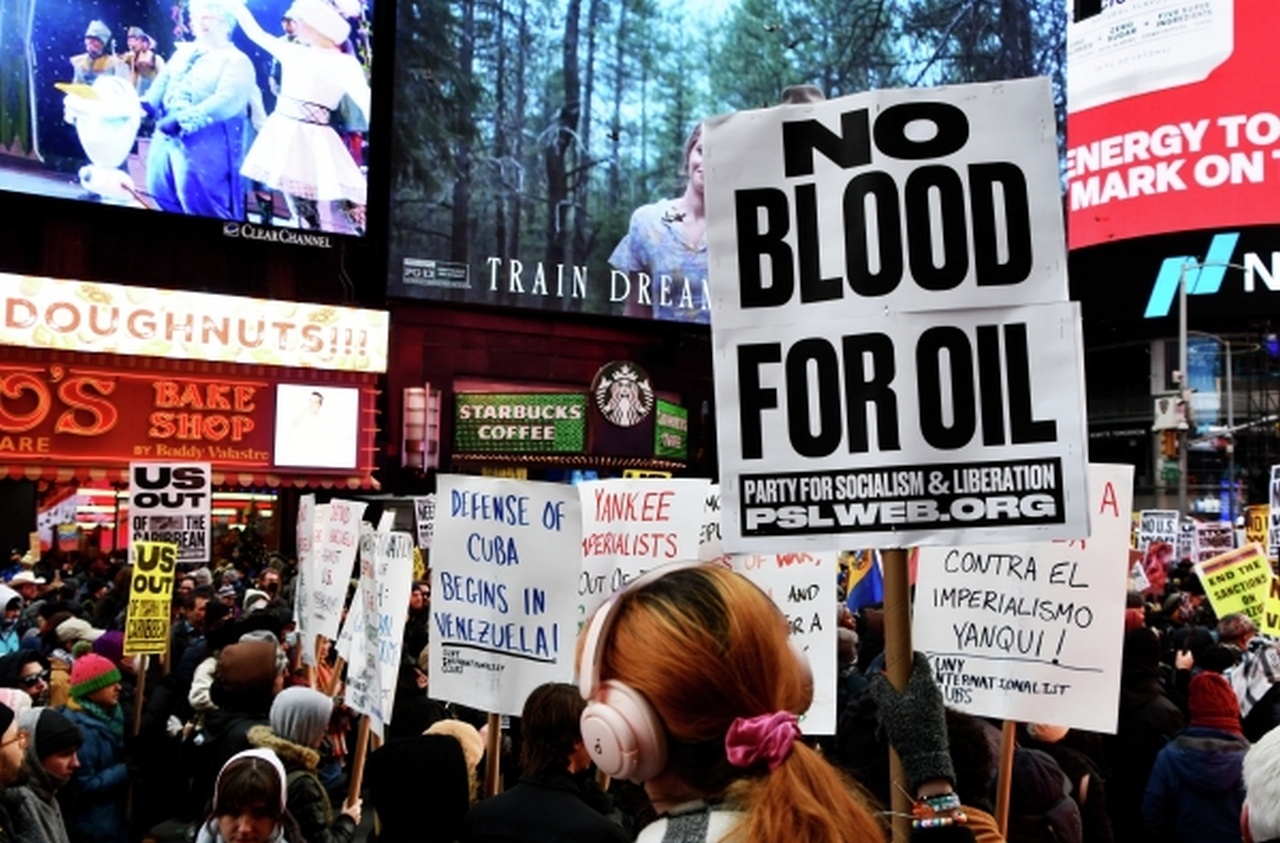 Митинг в Нью-Йорке против военной операции США в Венесуэле.