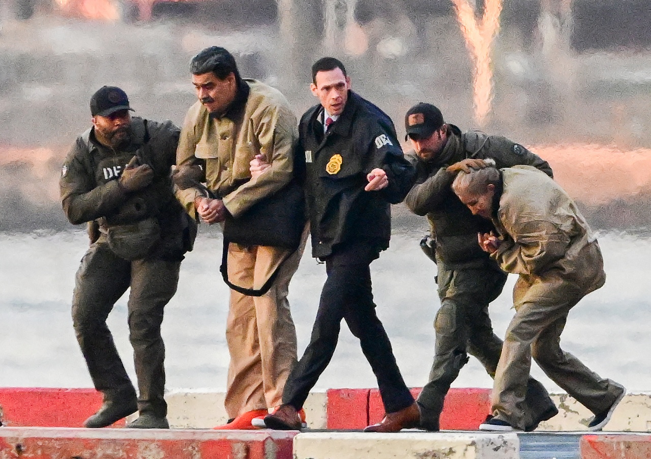 Это видел весь мир: президента другой страны привезли в США в кандалах.