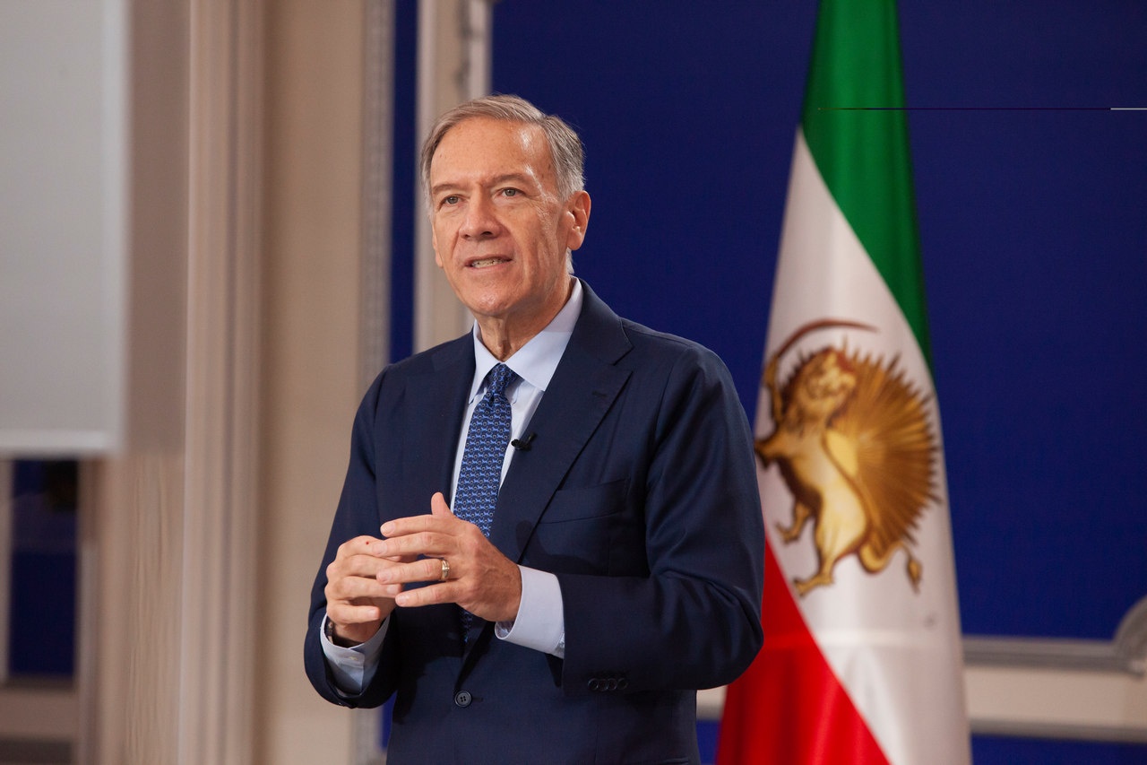 Майк Помпео принимает участие в эмигрантской конференции «Иран: организованное сопротивление - ключ к свержению» под Парижем, 9 января 2025 г.