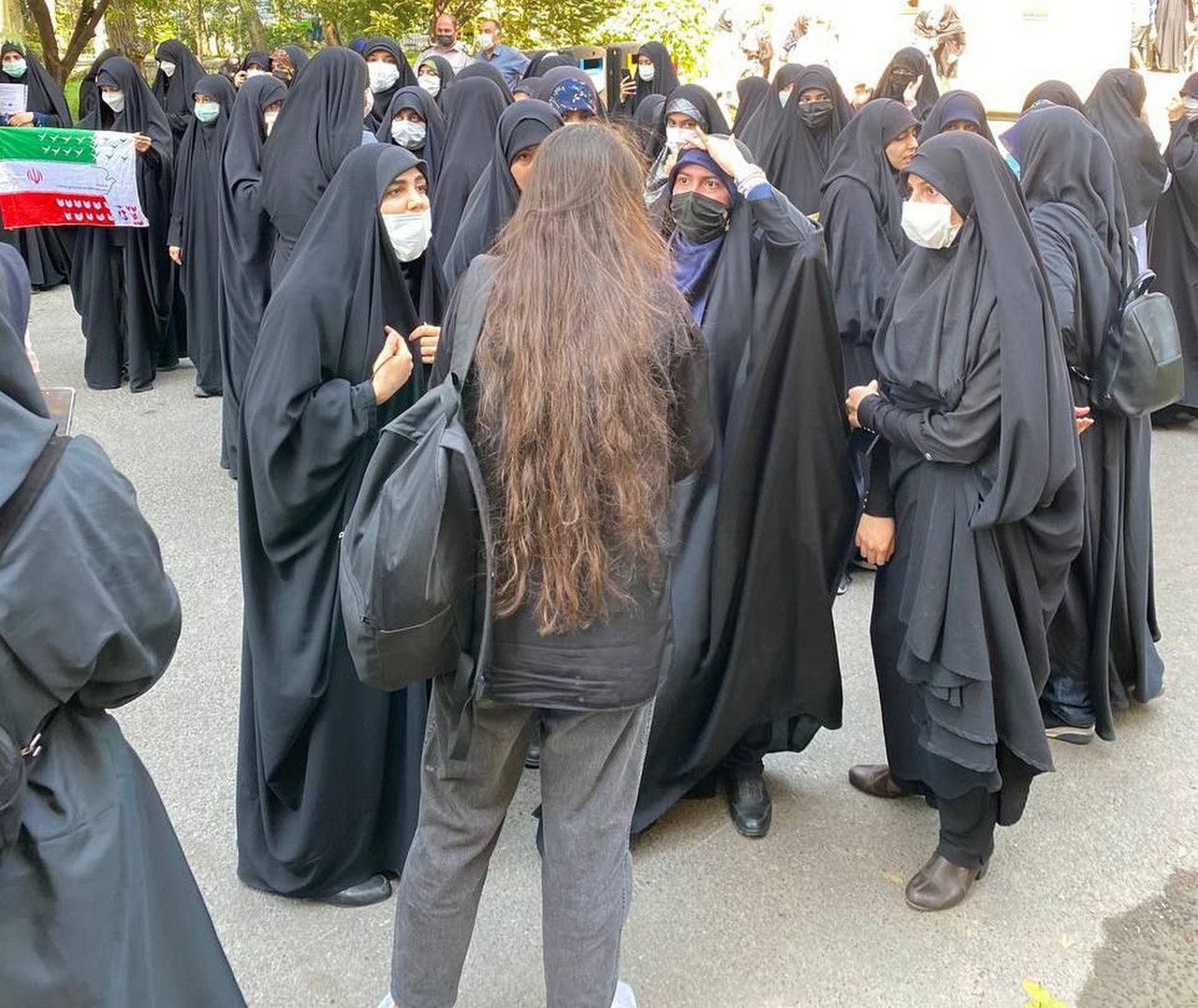 Протесты вспыхнули во время похорон Махсы Амини 17 сентября 2022 г., умершей после задержания подразделением полиции, ответственным за соблюдением дресс-кода для женщин в Иране.