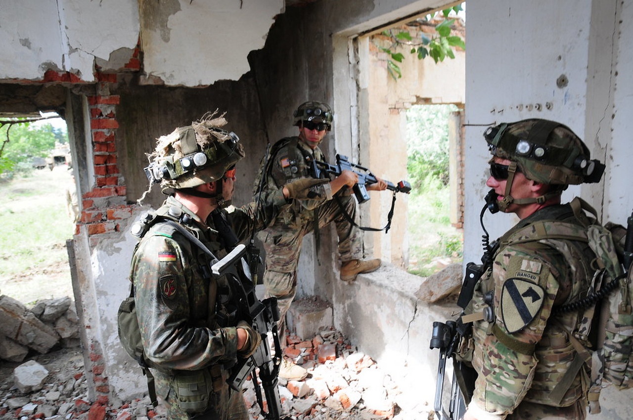 Без подсказки американского рейнджера немцы выход из дома не найдут.