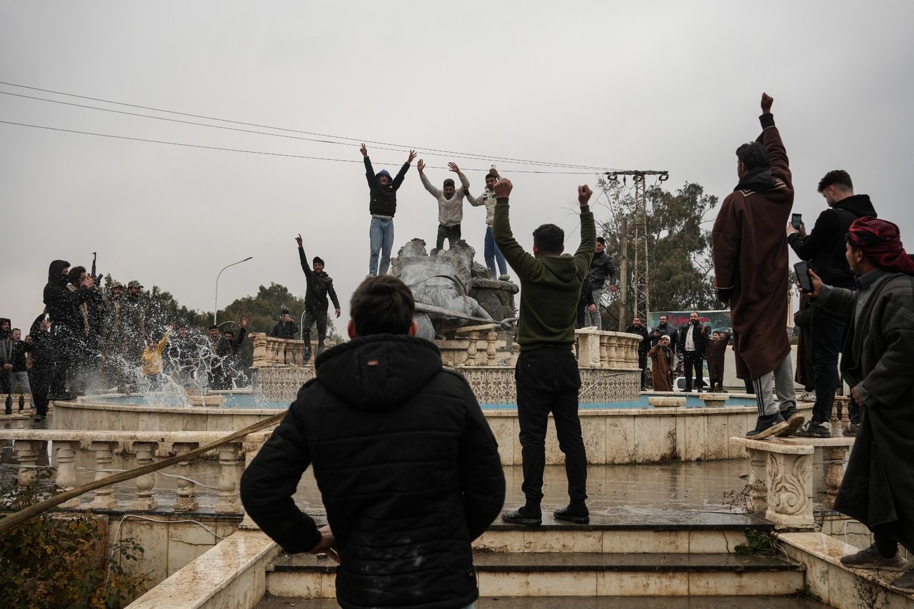 Уничтожение статуи, символизирующей принадлежность к курдскому движению, в окрестностях Ракки после её захвата сирийской армией.