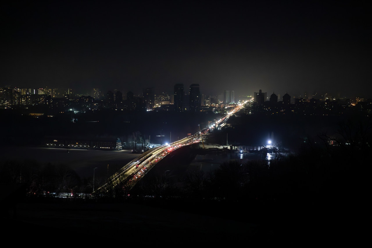 Киев погружается во тьму.