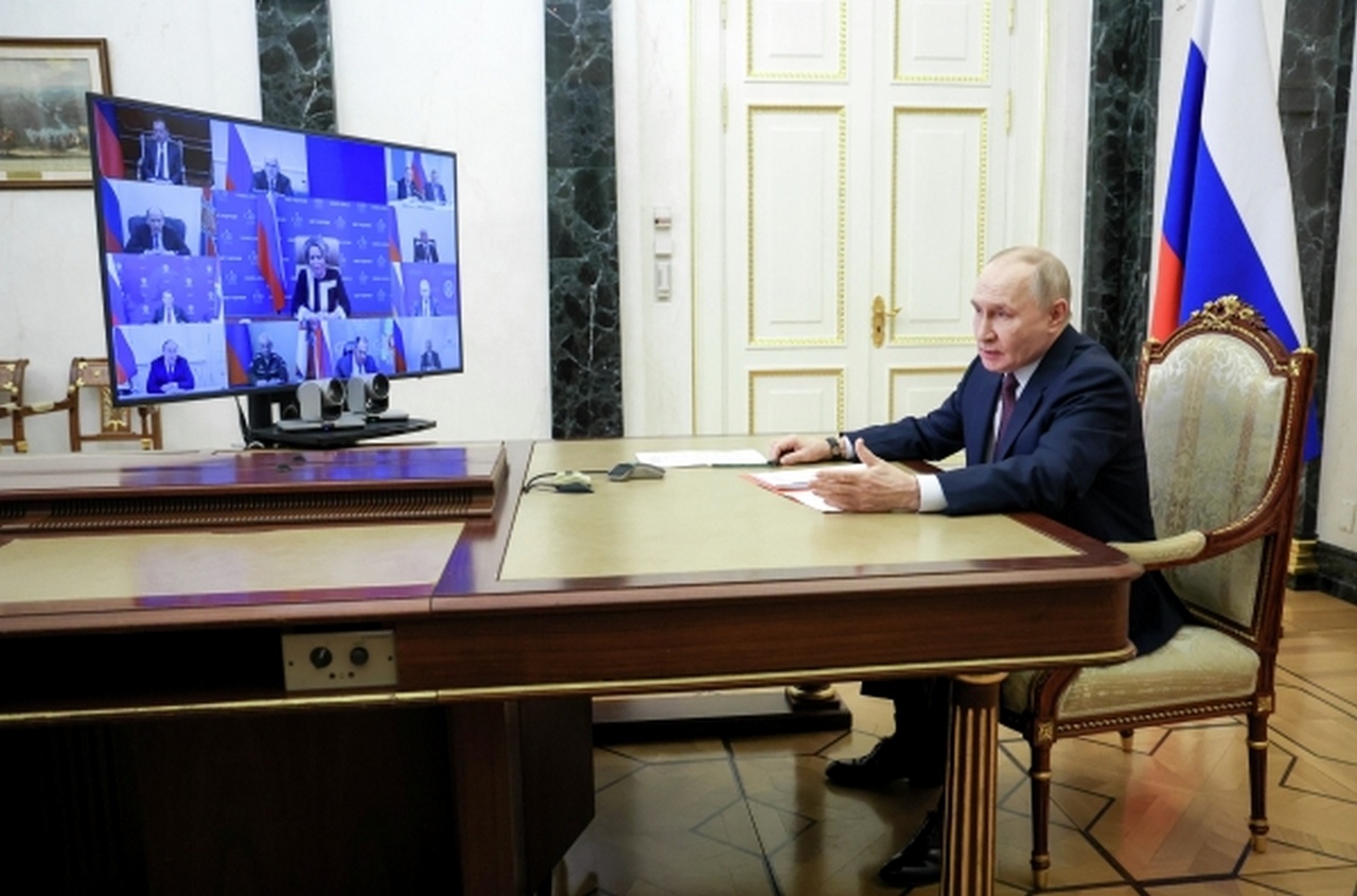 Владимир Путин, выступая на оперативном совещании с постоянными членами Совета безопасности России, не торопится с выводами.