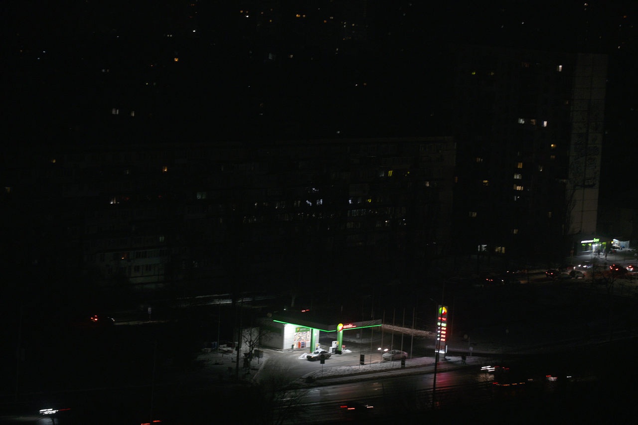 Черна, но не тиха украинская ночь.