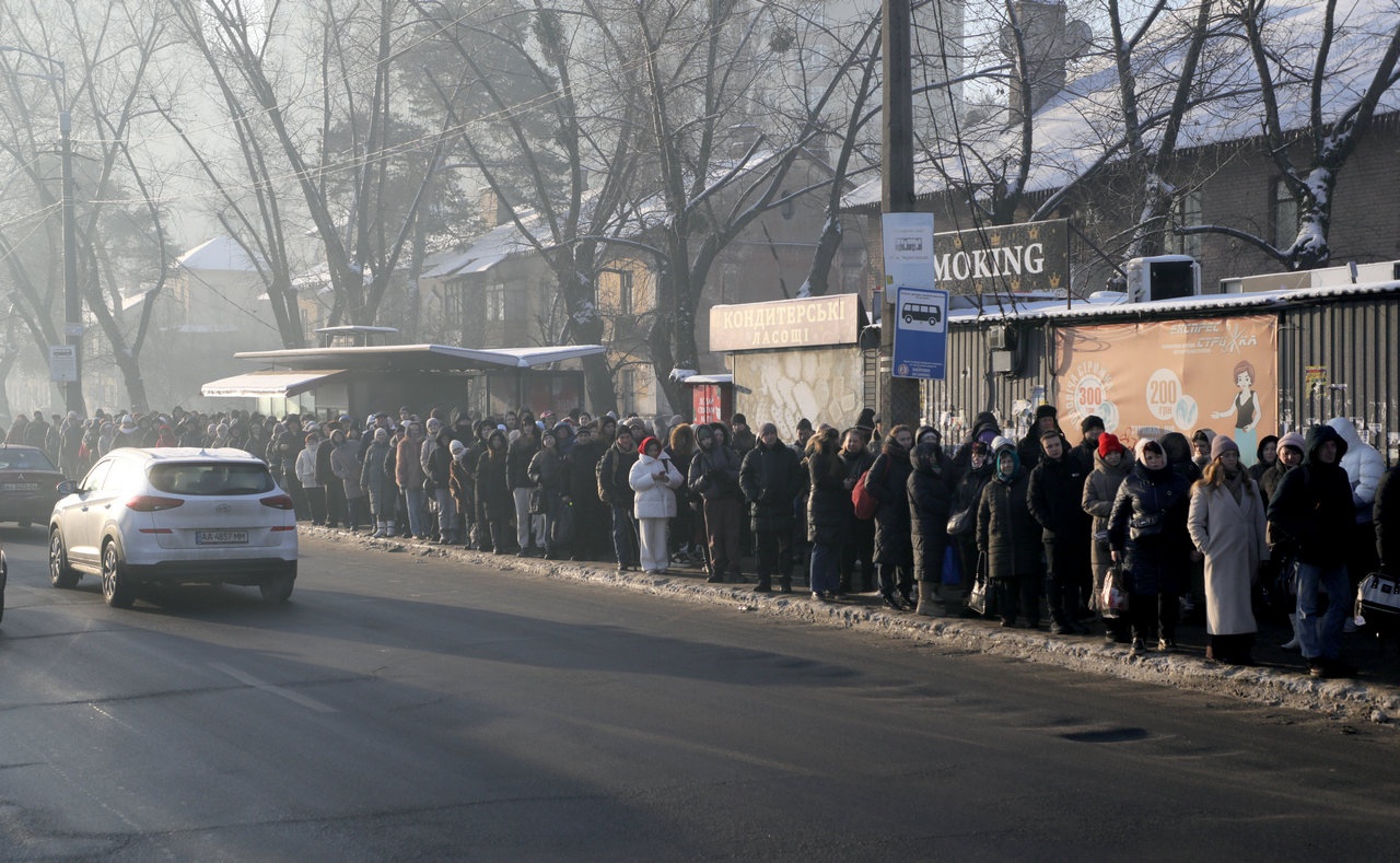 Из-за перебоев в работе электробусов и маршрутных такси на левом берегу Киева образовались большие очереди.