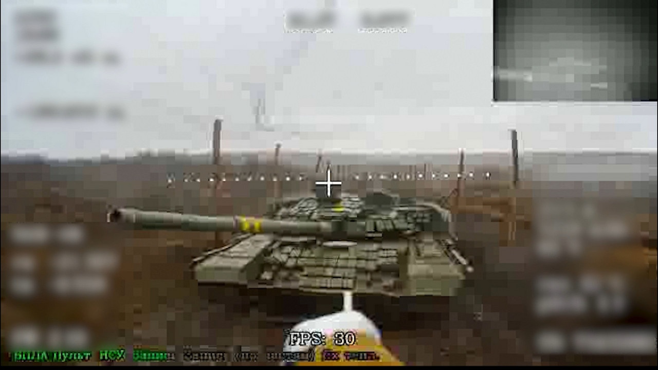 Расчёт FPV-дронов войск беспилотных систем уничтожил Т-72 ВСУ в Харьковской области.