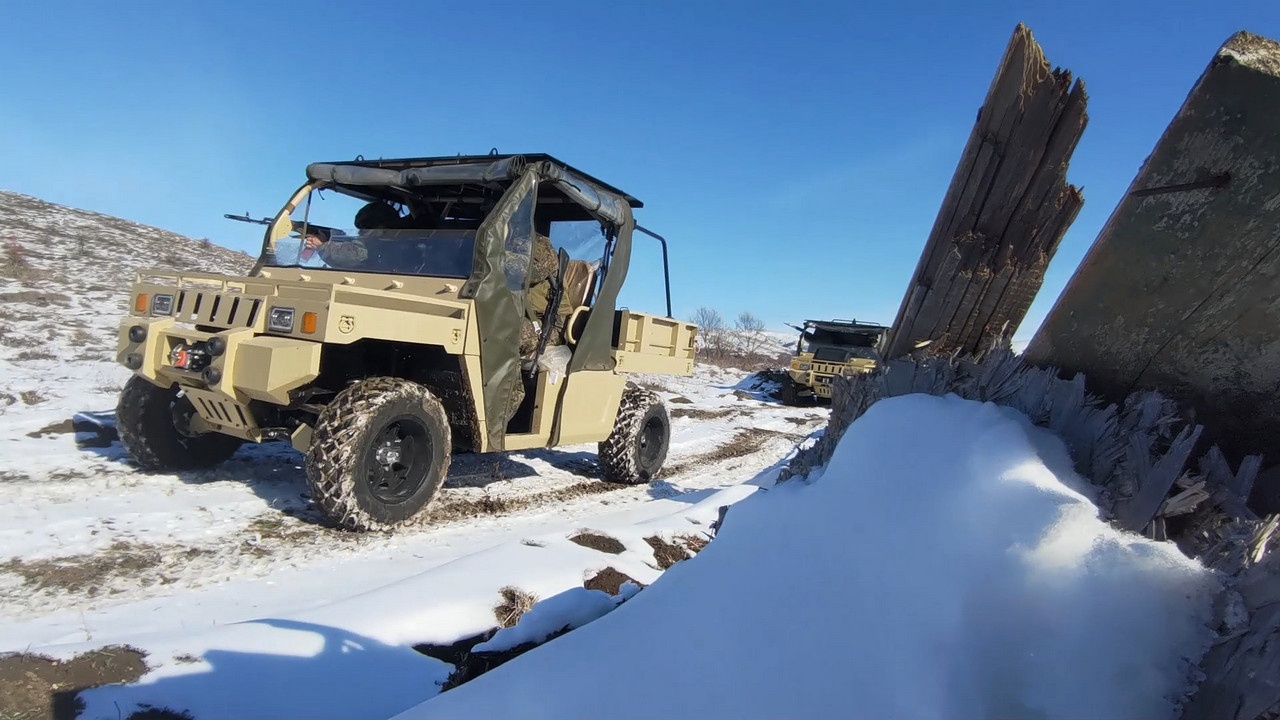 Военнослужащие, заключившие первый контракт с Минобороны России, обучились вождению мотовездеходов на полигоне ЮВО.