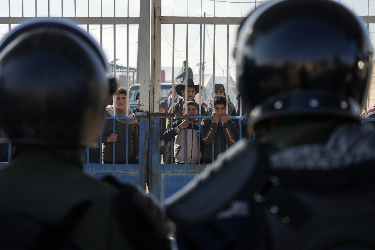 Сирийская армия и силы безопасности взяли под контроль лагерь Аль-Холь, где проживают семьи боевиков запрещённого в РФ Исламского государства.