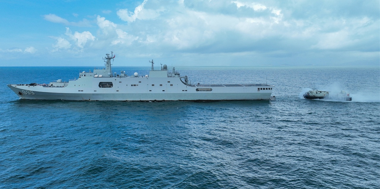 Десантный катер на воздушной подушке входит в доковый отсек корабля ВМС НОАК. 