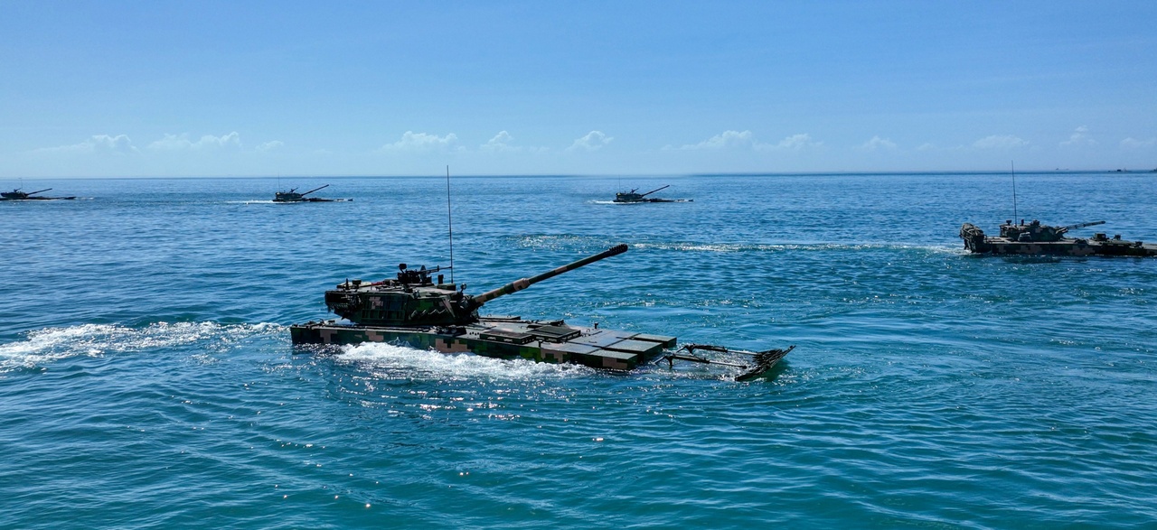Бронемашины-амфибии НОАК идут к месту учебной высадки десанта. 