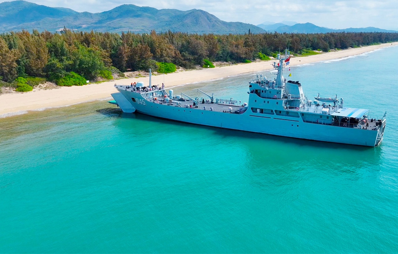 Корабли высаживают войска прямо на берег.