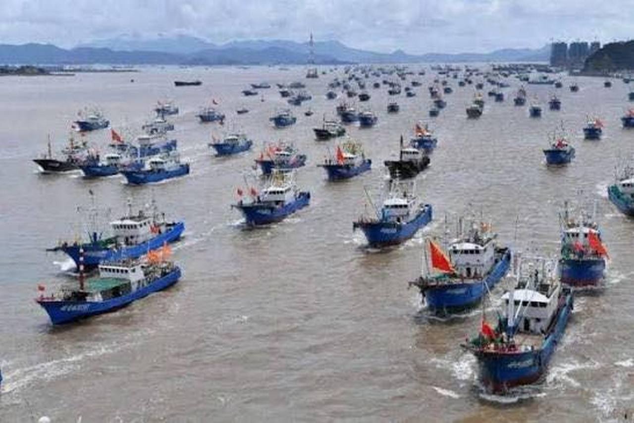 Рыболовецкие суда регулярно принимают участие в военно-морских манёврах.