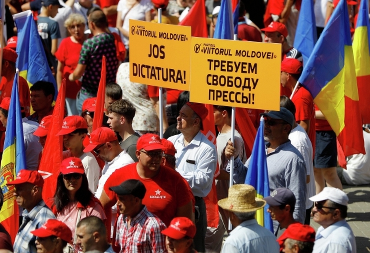 Участники митинга оппозиции «За Молдову» в Кишинёве, июль 2025 г.