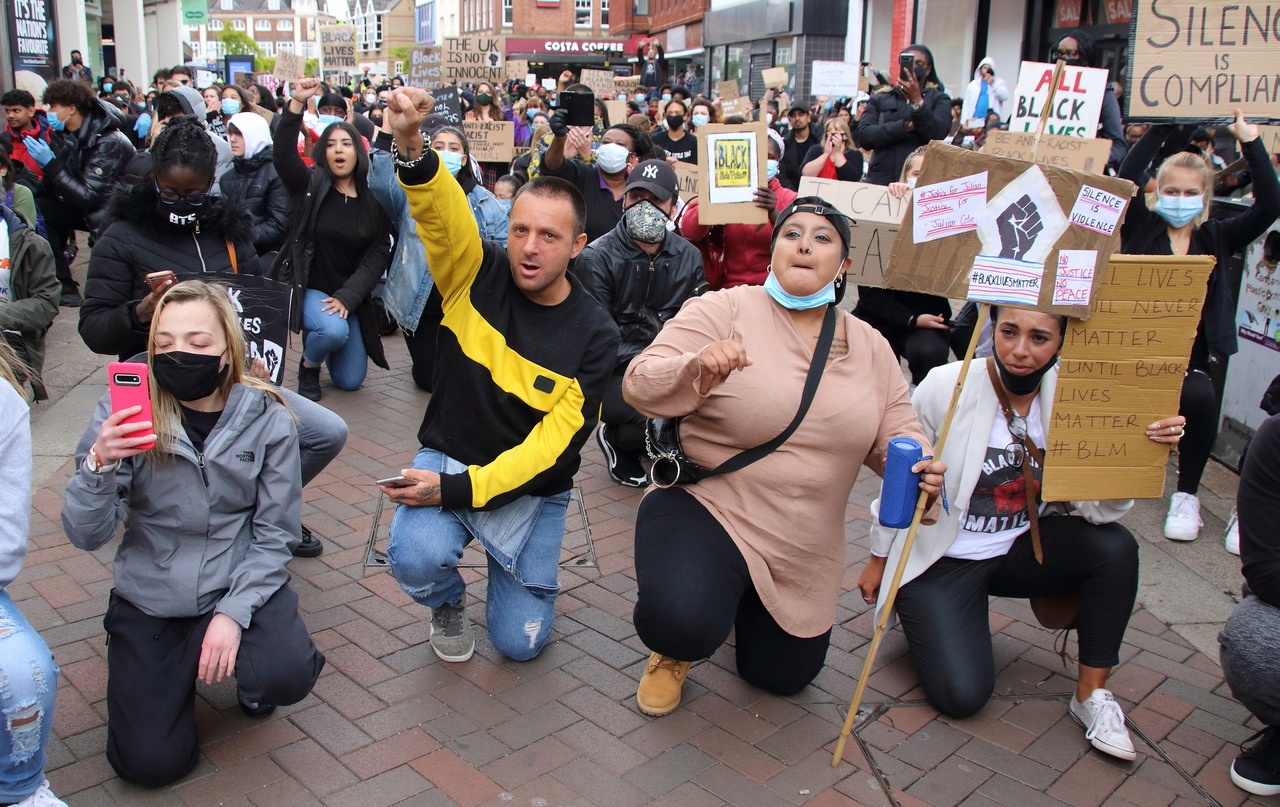 Смерть чёрного наркомана и уголовника поставила белую Америку на колени.