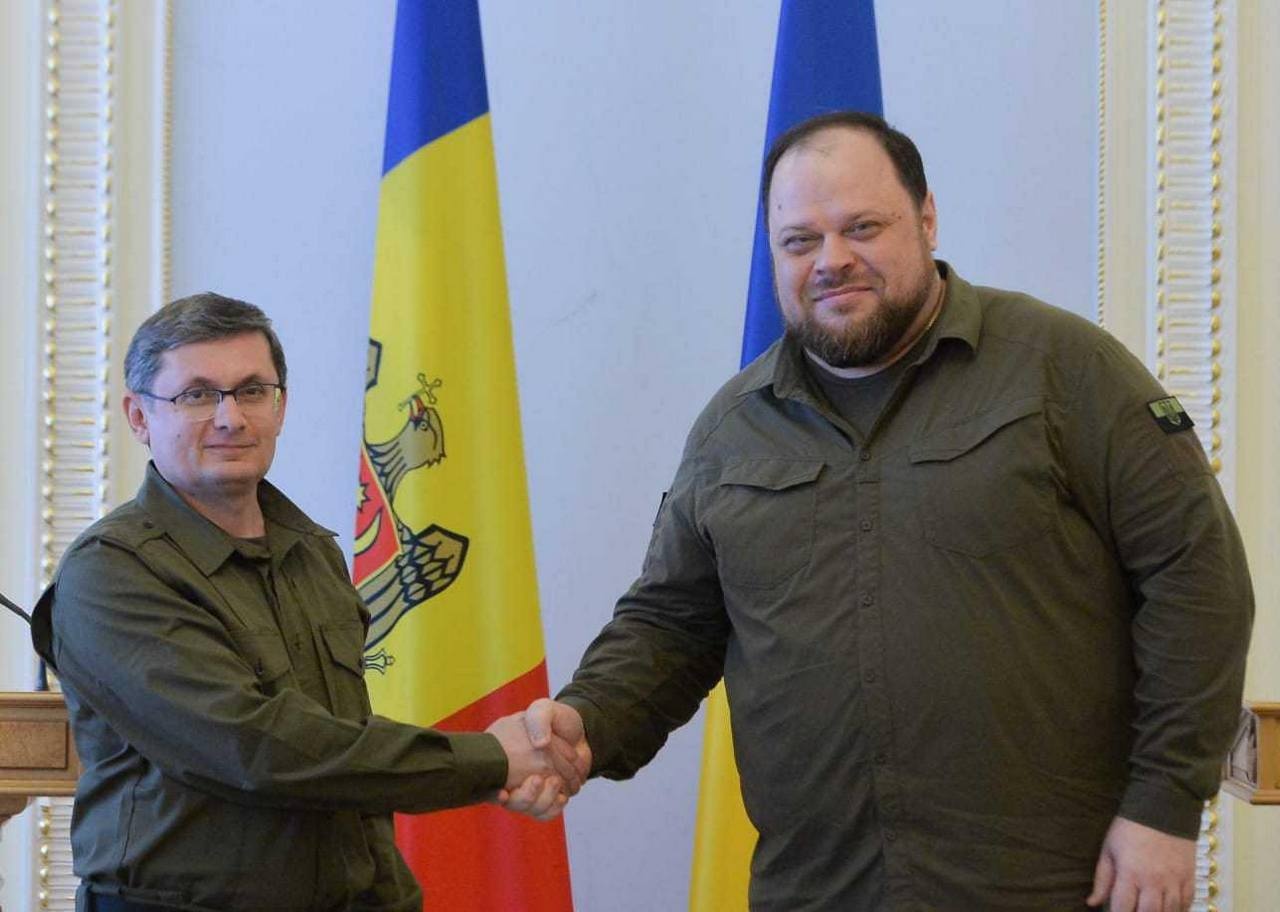 Игорь Гросу (слева) с визитом на Украине, видимо, перенимает опыт.