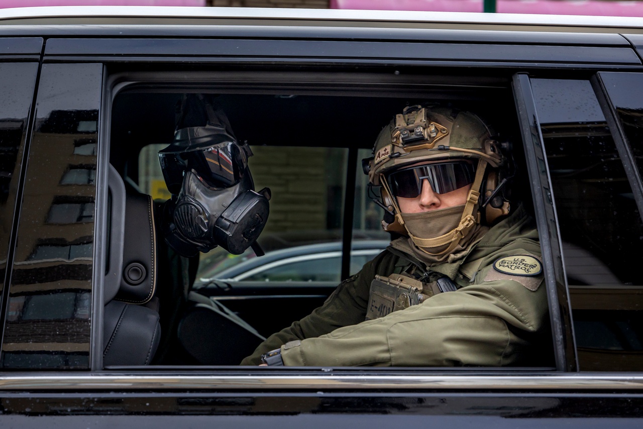 Федералы ведут себя жёстко, не стесняясь стрелять на поражение при первой угрозе.