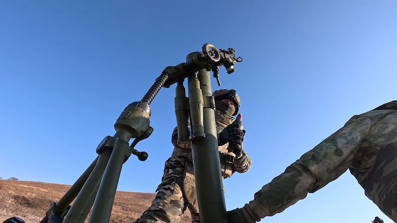 Морские пехотинцы Тихоокеанского флота совершенствуют способы огневого поражения целей на полигоне в Приморье.