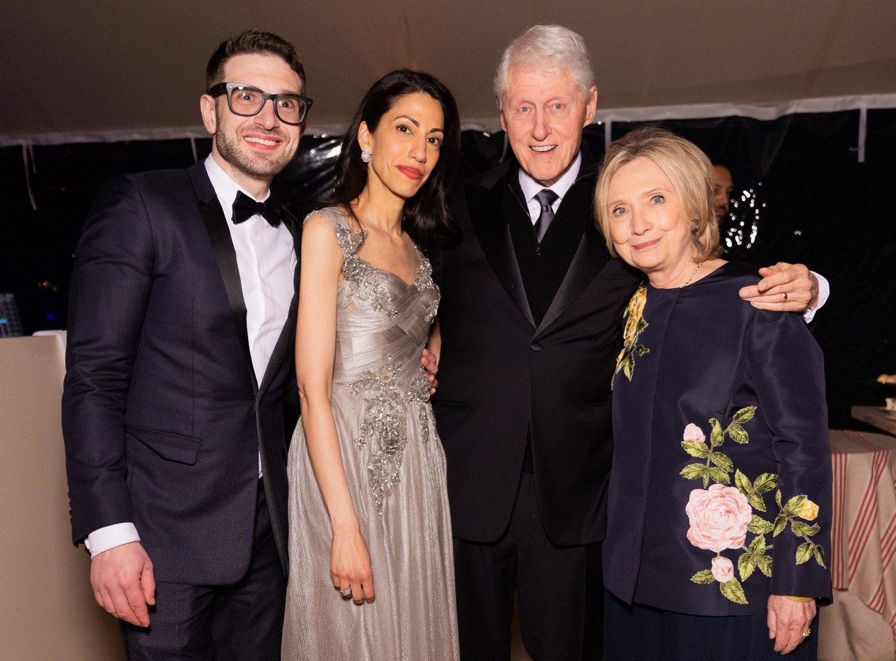 Чета Клинтонов поздравляет чету Соросов.