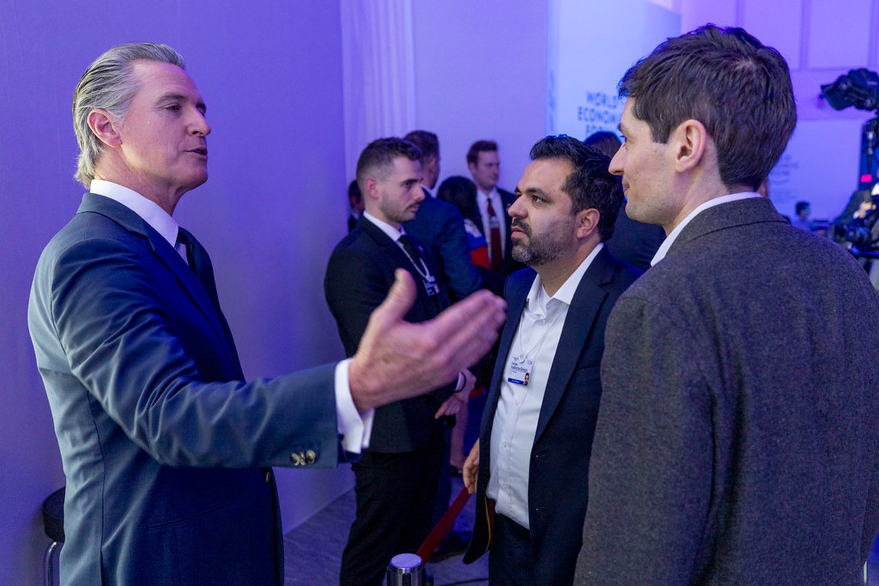 Губернатор Калифорнии Гэвин Ньюсом в Давосе вовсю пародировал Трампа.