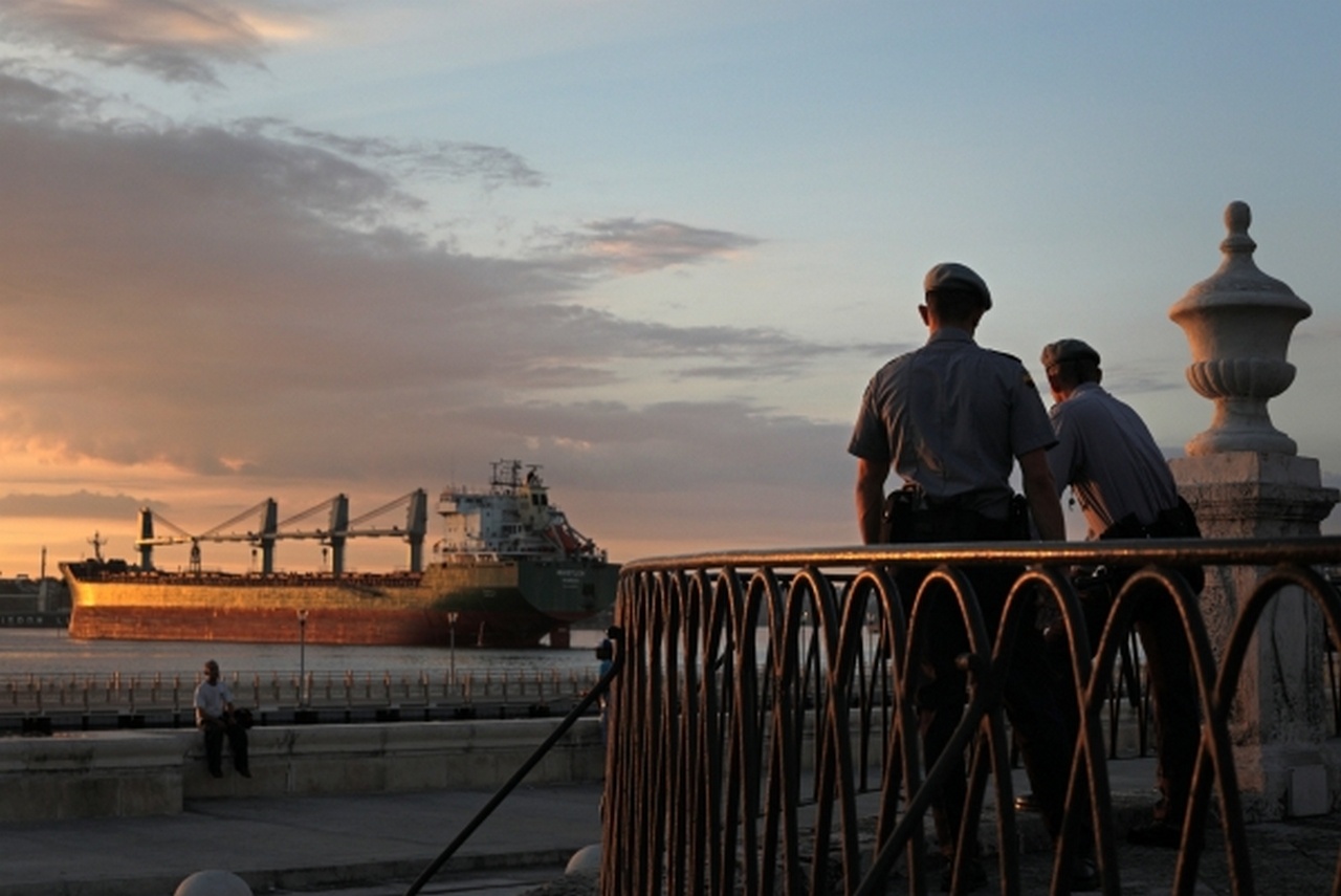 Трамп фактически вводит нефтяную блокаду Кубы, запрещая танкерам заходить в порт Гаваны.