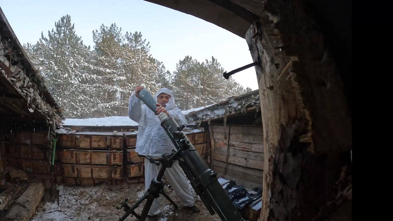 Миномётный расчёт мотострелкового соединения уничтожил личный состав ВСУ в опорном пункте на правобережье Днепра.