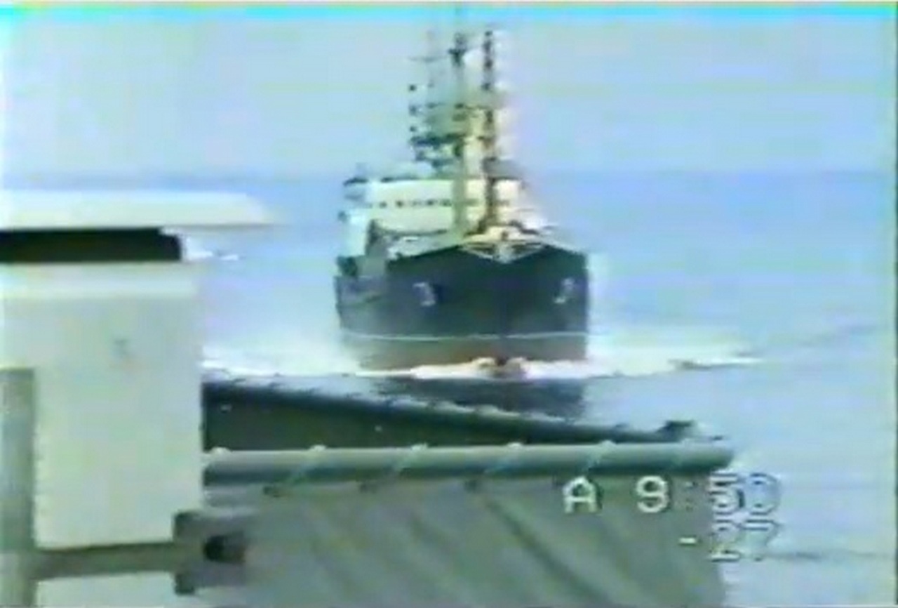 Маневрирование ПСК «Ямал» вблизи эсминца «Кэрон».