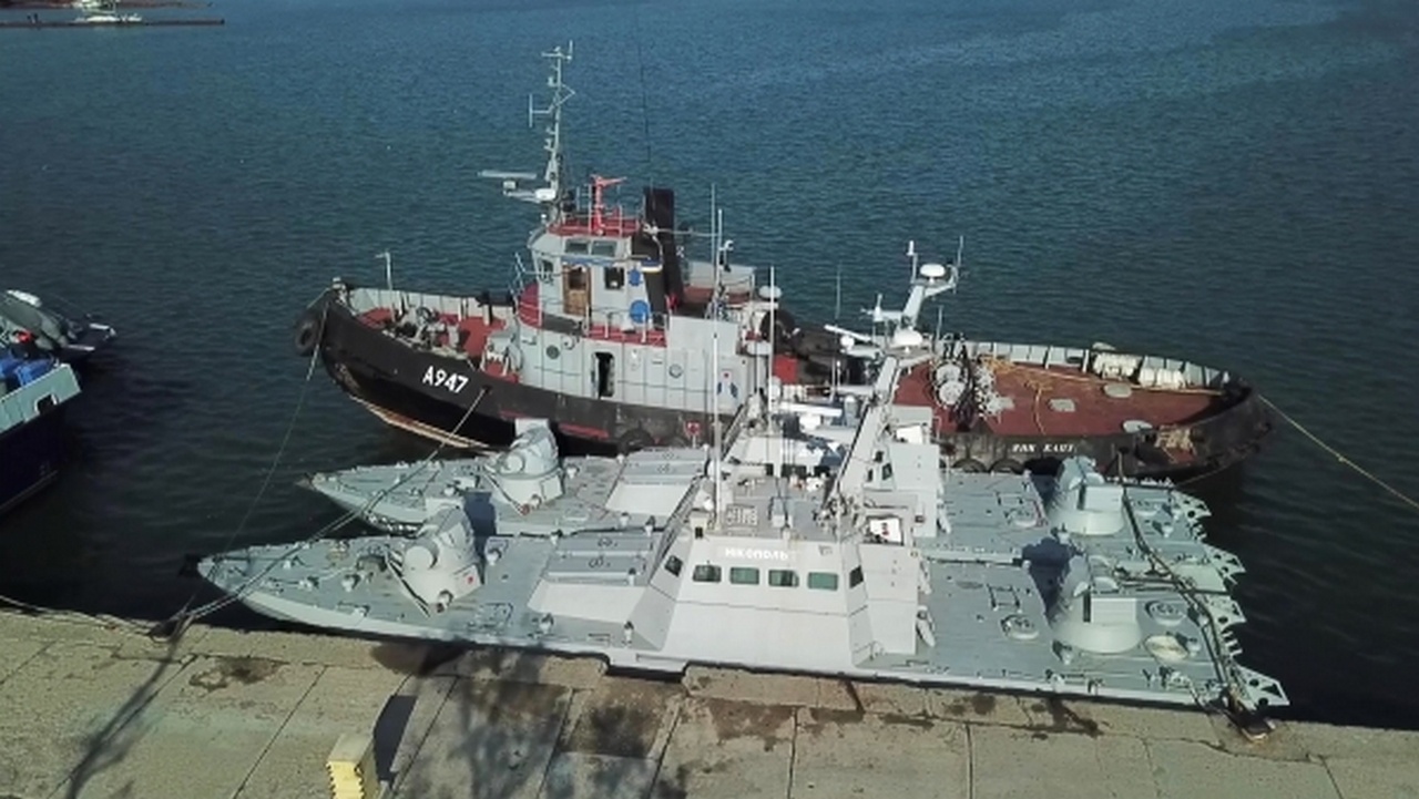 Буксир «Яны Капу» и бронекатера «Бердянск» и «Никополь» перед передачей украинской стороне.