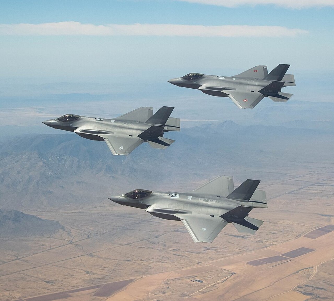 Истребители F-35A ВВС Дании, США и Нидерландов над базой в Аризоне, где проходит подготовка пилотов.